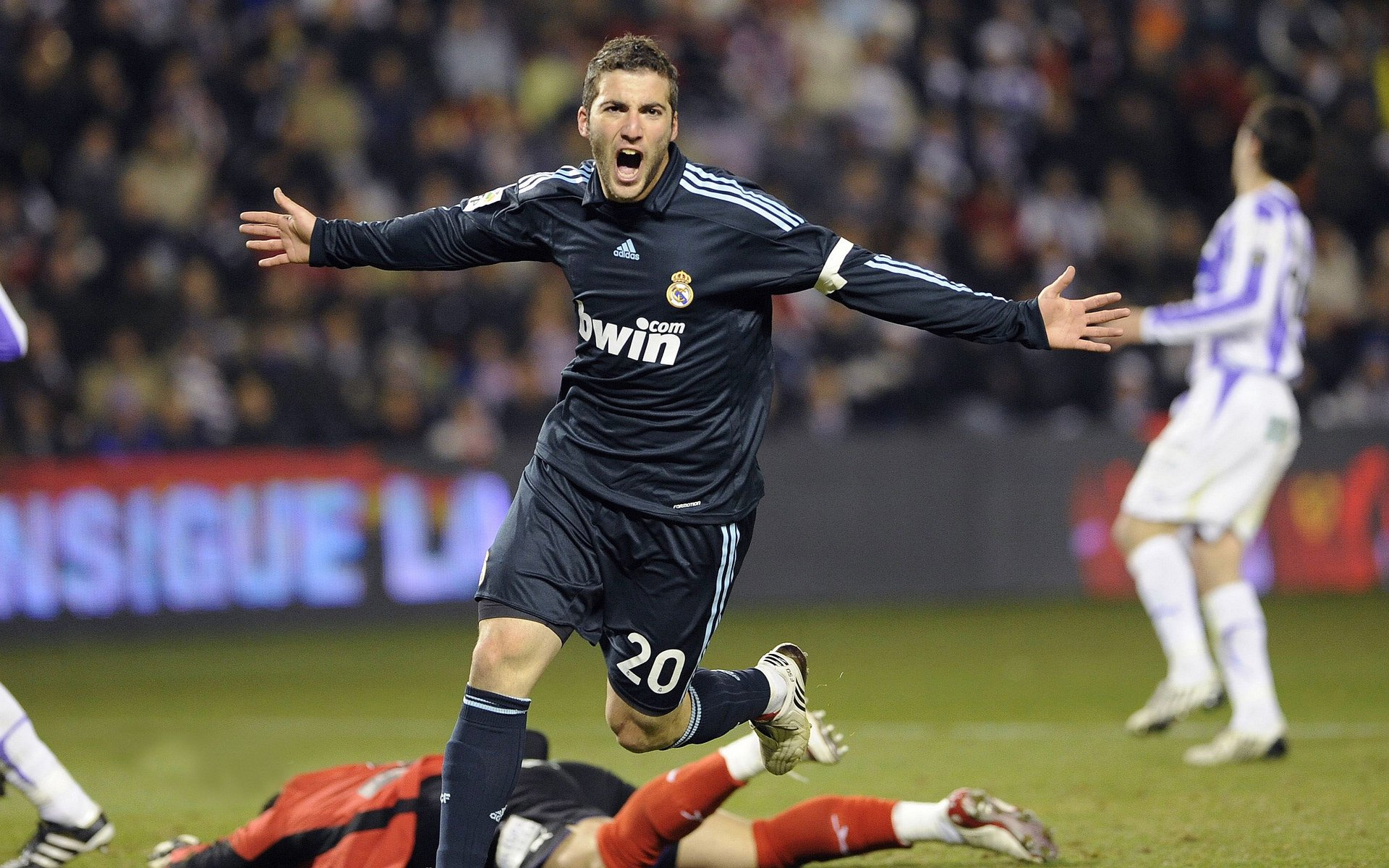 开云官网-红蓝风暴席卷诺坎普 德布劳内孤胆英雄获对手致敬，红蓝风暴席卷诺坎普 德布劳内孤胆英雄获对手致敬