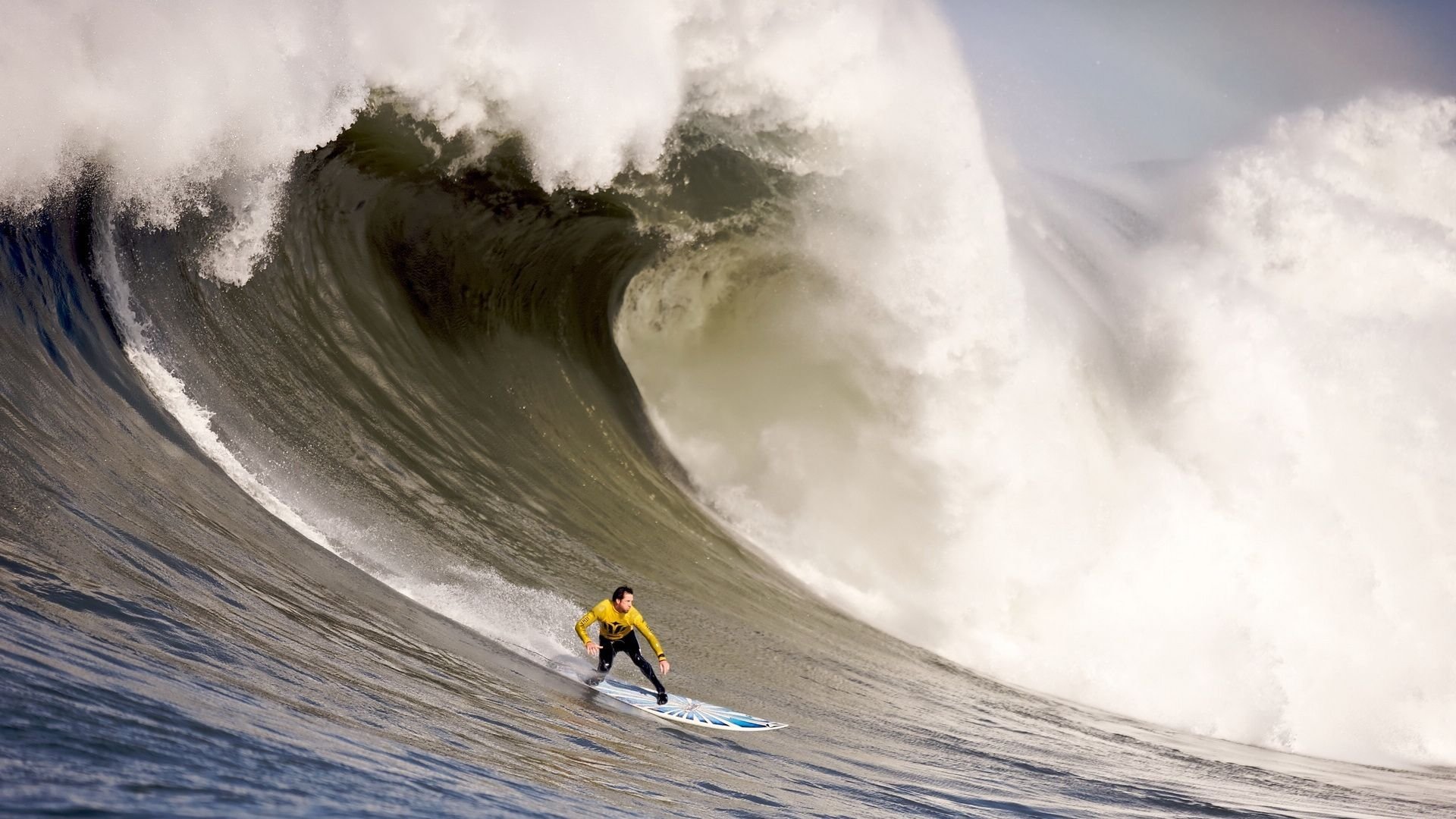 kaiyun官方-情绪的重量与战术的裂痕，莫德里奇场边怒吼与哈兰德队友怒摔水瓶背后的绿茵众生相，情绪与战术的双重裂痕，莫德里奇怒吼与队友摔瓶的绿茵众生相